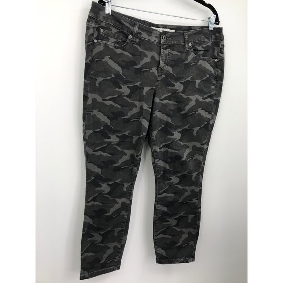 Torrid Skinny Crop Jean Grey Camo Twill Size 16 - Picture 2 of 5